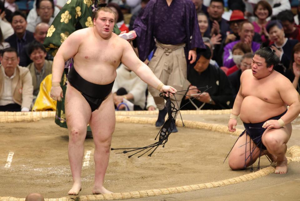 上手投げで平戸海（右）を下した安青錦（撮影・坂部計介）