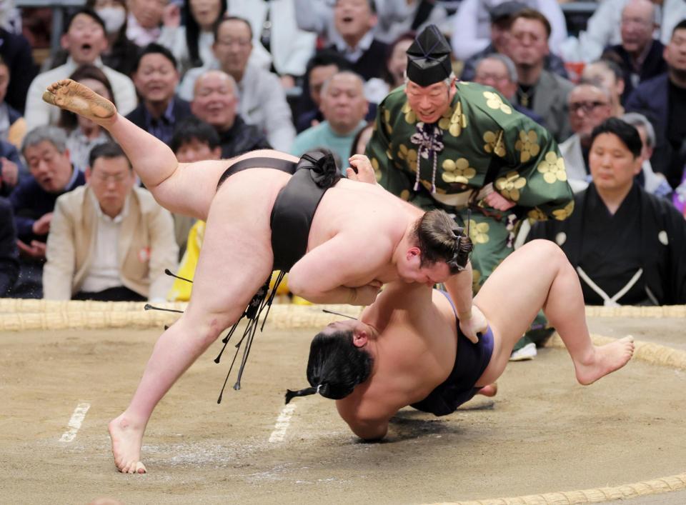 安青錦（左）が上手投げで平戸海を下す