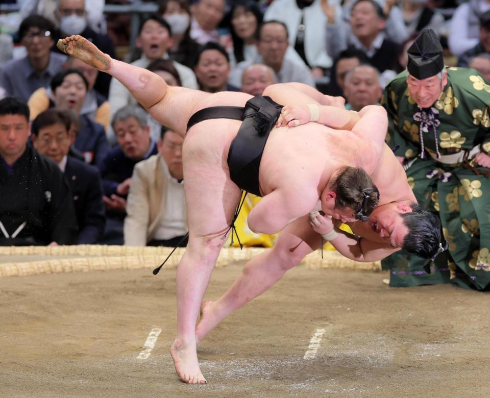 安青錦（左）が上手投げで平戸海を下す