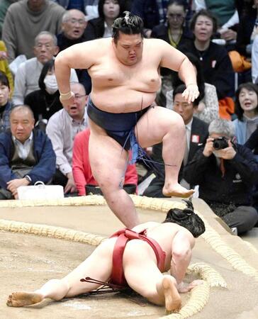 朝紅龍をはたき込みで破る豪ノ山