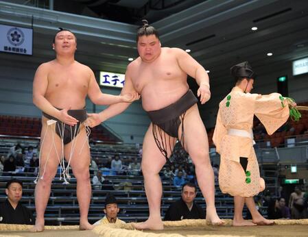 朝前進（左）を寄り切りで破った旭富士（撮影・坂部計介）