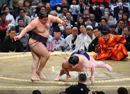 霧島（左）が突き落としで豪ノ山を下す