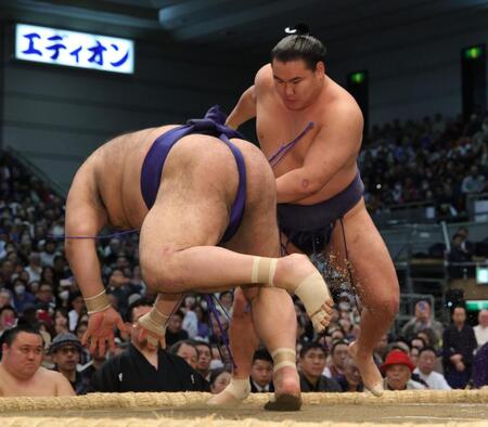 引き落としで高安（左）を下した豊昇龍（撮影・坂部計介）