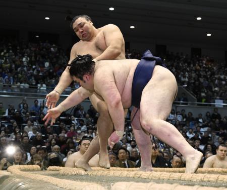 　霧島（奥）が突き落としで豪ノ山を破る＝エディオンアリーナ大阪