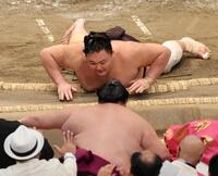 朝乃山㊤が押し倒しで御嶽海を破る　※※　＝エディオンアリーナ大阪