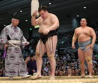 琴勝峰（右）にはたき込みで敗れた安青錦（撮影・坂部計介）