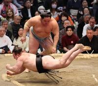 琴勝峰（上）がはたき込みで安青錦を破る