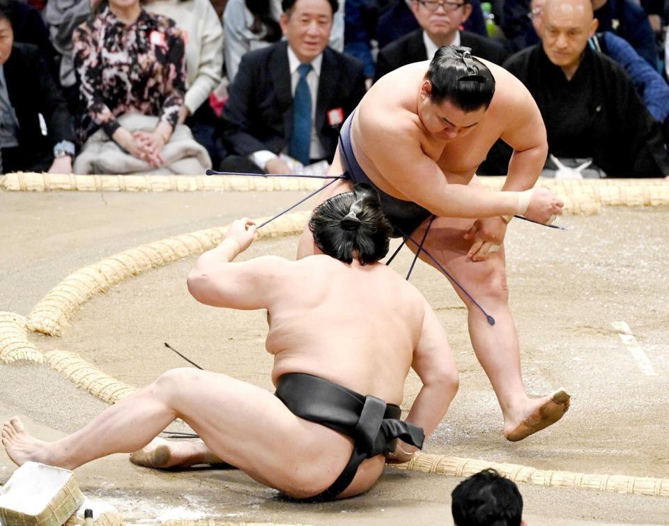 豊昇龍（右）が寄り倒しで若元春を下す