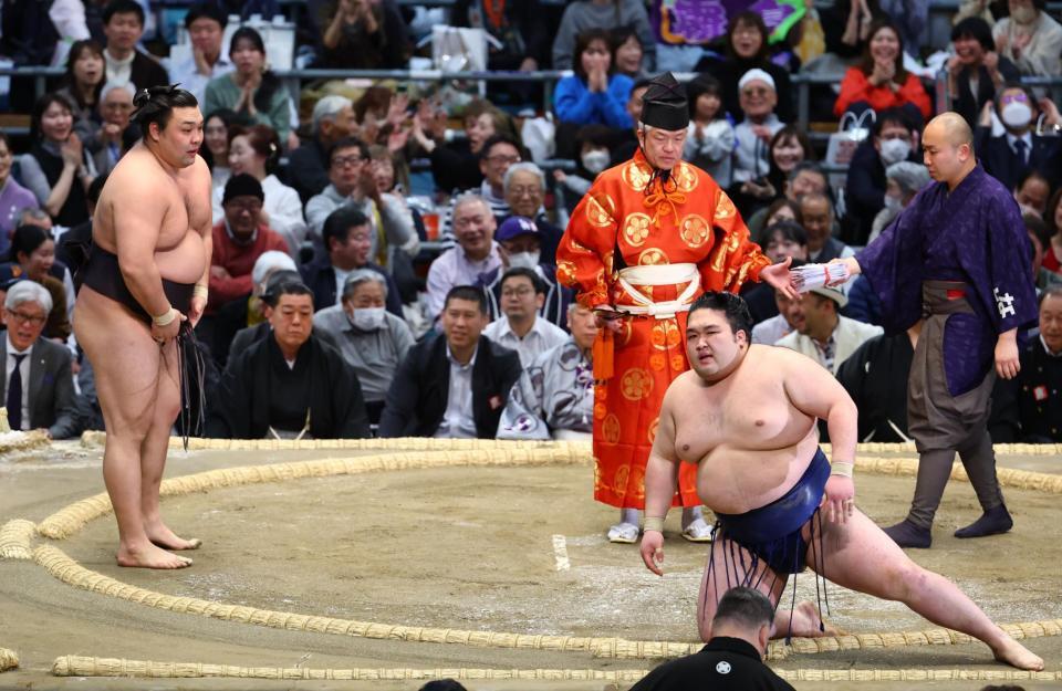 豪ノ山（右）が突き落としで霧島に敗れる