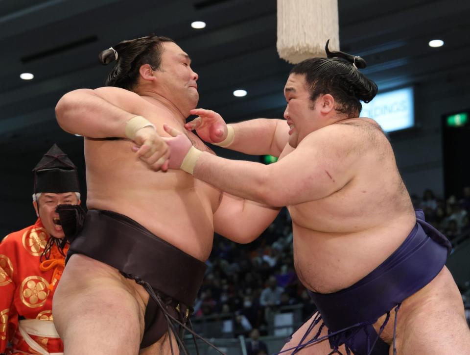 豪ノ山（右）と激しく張り合う霧島（撮影・坂部計介）