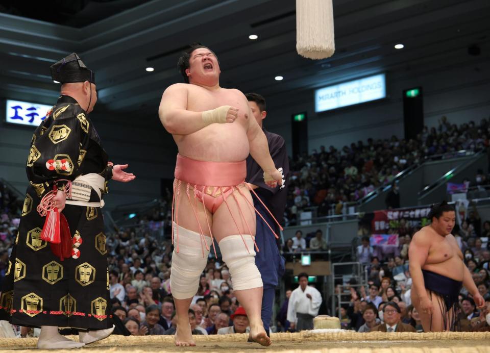 激しい相撲の末、朝白龍（右）を下し、絶叫する宇良（撮影・坂部計介）