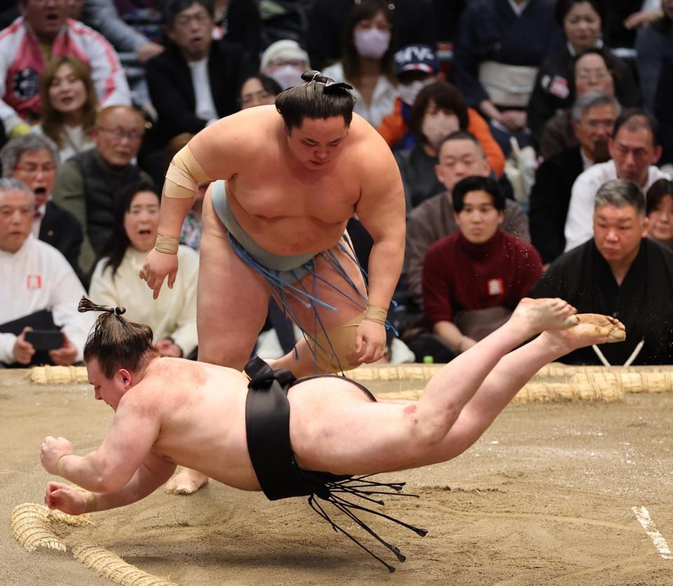 琴勝峰（上）がはたき込みで安青錦を破る