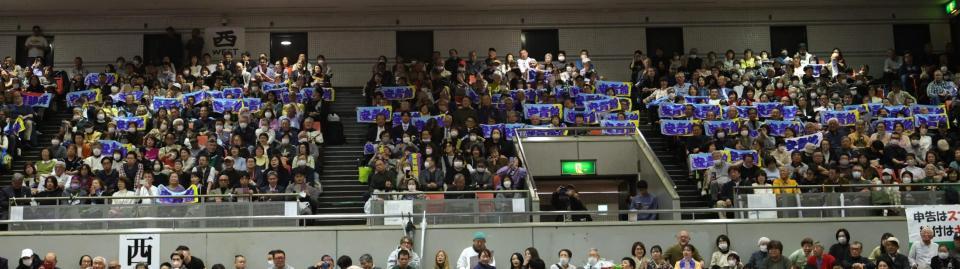 関大の校友、約１００人が土俵上の安青錦の応援に駆けつけた（撮影・坂部計介）