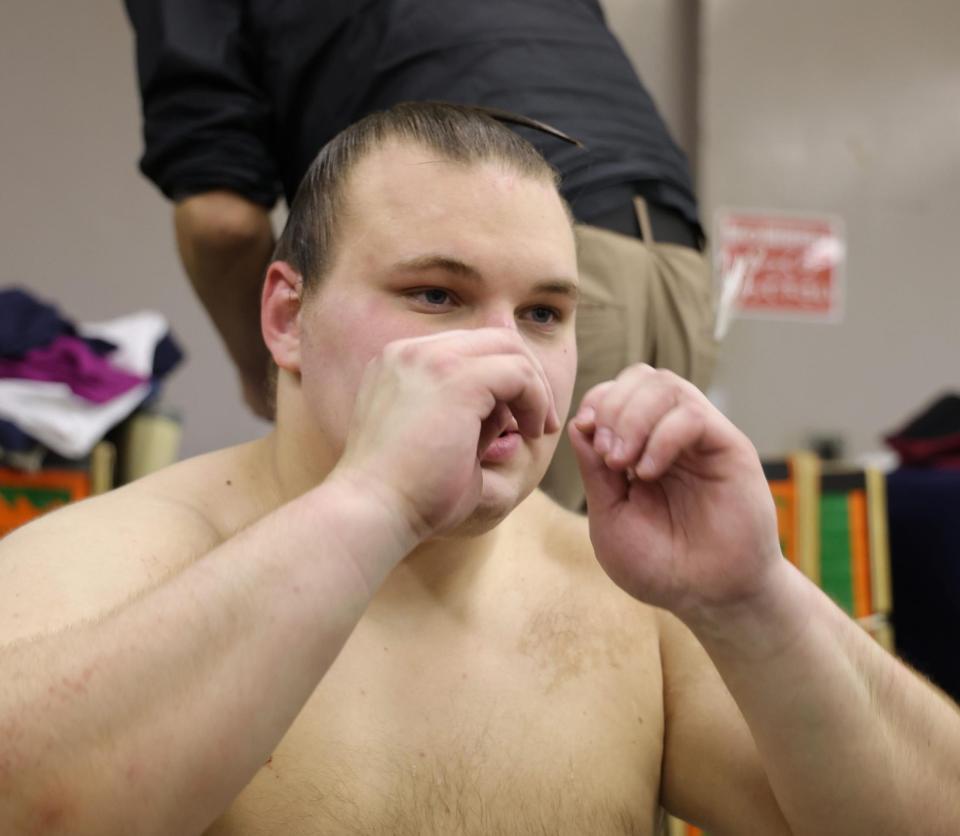 支度部屋で残念そうな表情を見せる安青錦