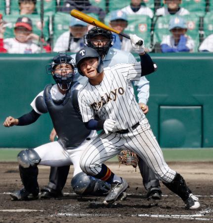 　帝京-沖縄尚学　８回裏帝京１死満塁、蔦原が中越えに逆転の２点二塁打を放つ。捕手山川＝甲子園