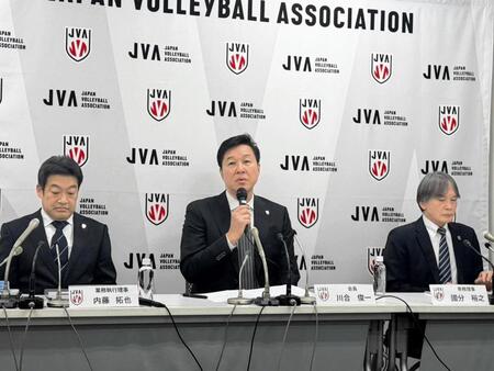 会見した川合俊一会長（中央）ら