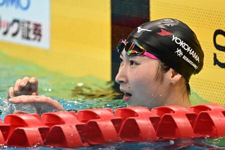 ゴール後に電光掲示板を見つめる池江璃花子