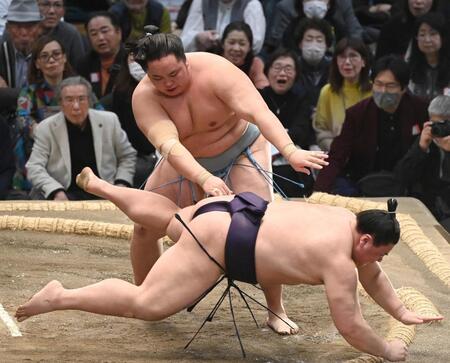 琴勝峰（奥）がはたき込みで義ノ富士を破る