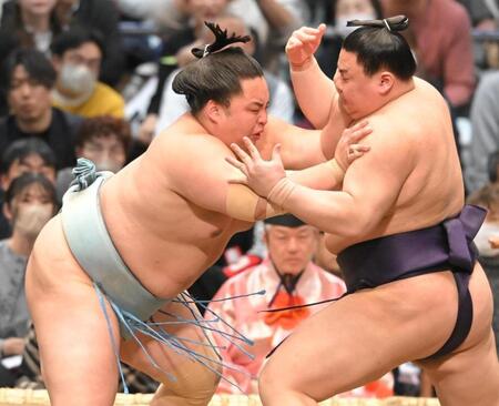 義ノ富士（右）を攻める琴勝峰（撮影・高部洋祐）