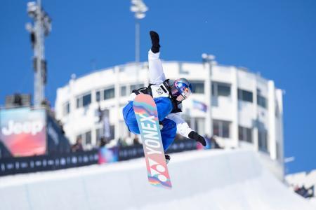 　決勝トーナメント進出を決めたスノーボード女子ハーフパイプの清水さら＝ラークス（共同）