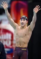 日本記録を更新し、声援に応える大橋信　