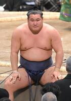 霧島に敗れ、土俵に座り込む豊昇龍（撮影・高部洋祐）
