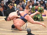 豊昇龍（手前）を上手投げで破る霧島（撮影・高部洋祐）