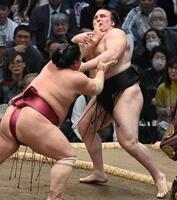 安青錦（右）が突き倒しで大栄翔に敗れる