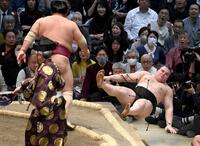 安青錦（右）が突き倒しで大栄翔に敗れる