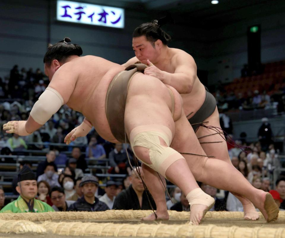 突き落としで荒篤山（手前）を破った炎鵬（撮影・坂部計介）