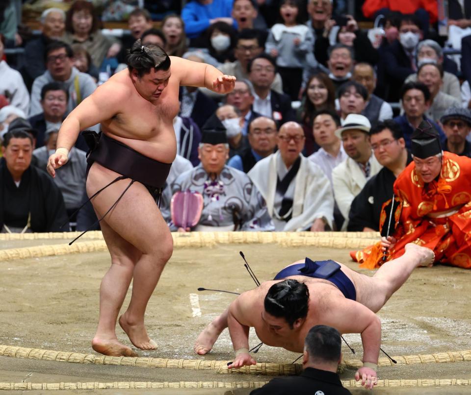 霧島（左）が突き落としで豪ノ山を下す