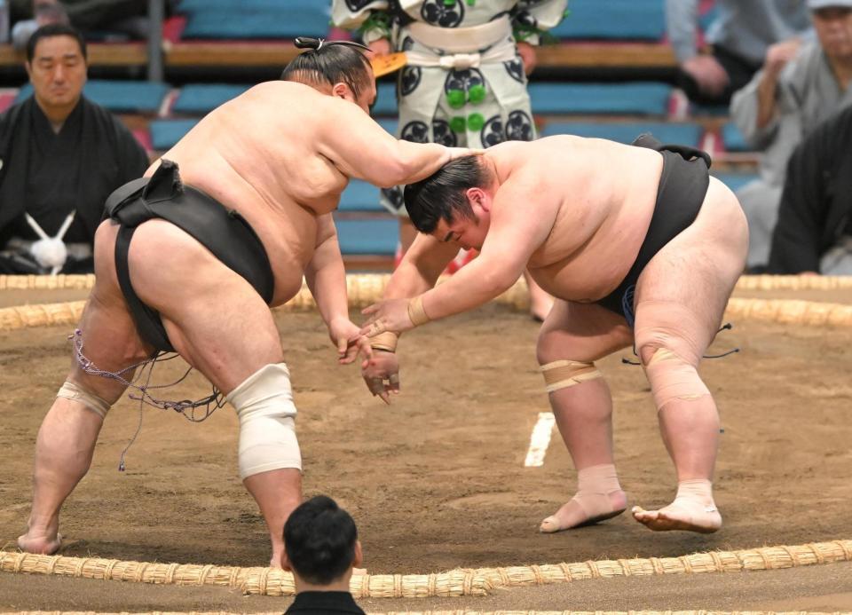 千代丸（左）の攻めに耐える鳰の湖（撮影・高部洋祐）