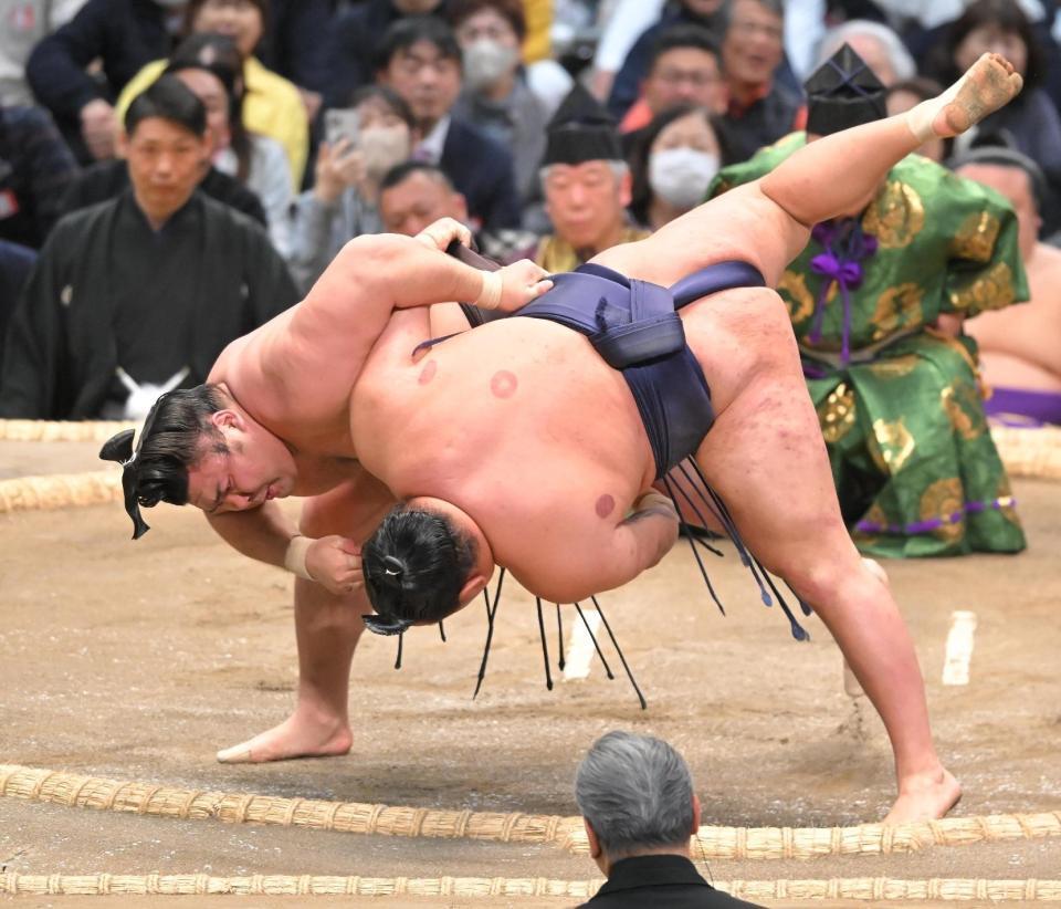 豊昇龍（手前）を破る霧島（撮影・高部洋祐）