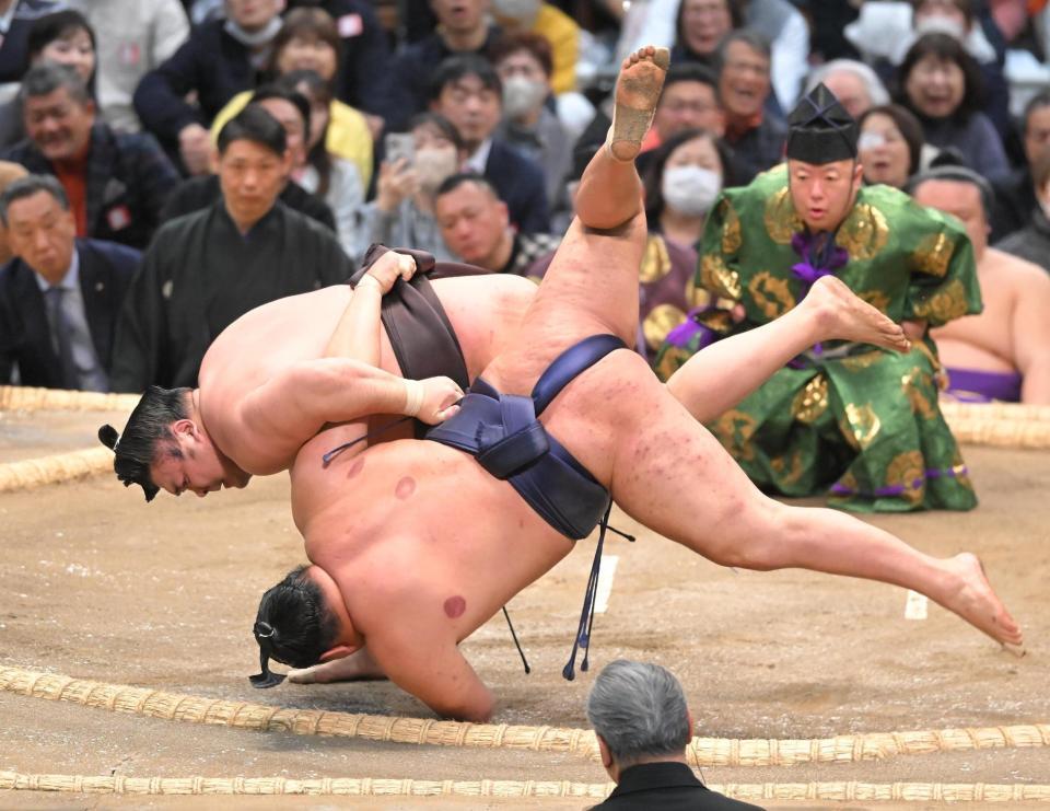 豊昇龍（手前）を破る霧島（撮影・高部洋祐）