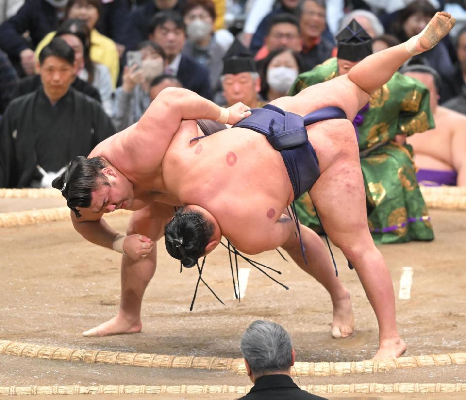 豊昇龍（手前）を上手投げで破る霧島（撮影・高部洋祐）