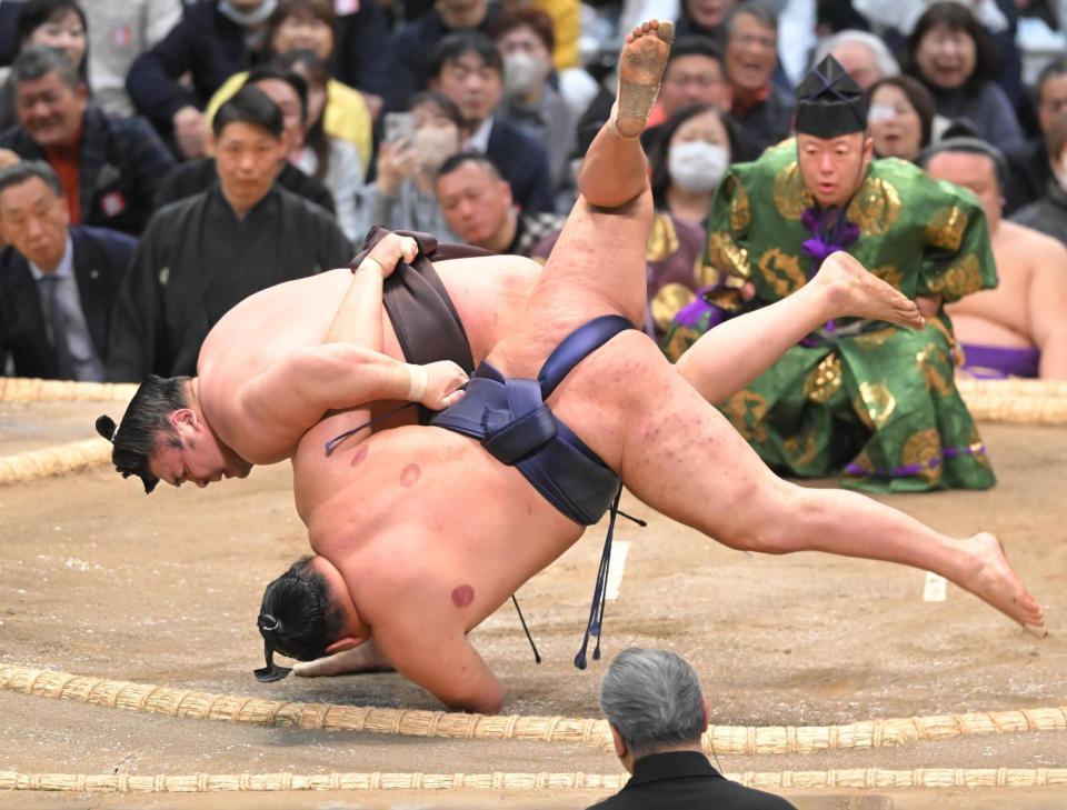 豊昇龍（手前）を上手投げで破る霧島（撮影・高部洋祐）