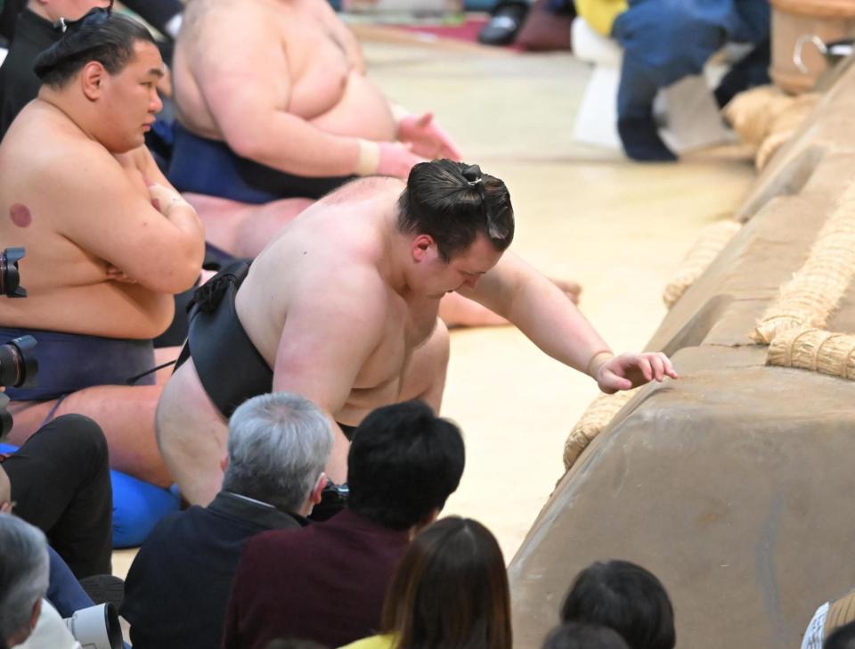 大栄翔に敗れた安青錦（撮影・高部洋祐）