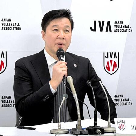 　会見する川合俊一会長