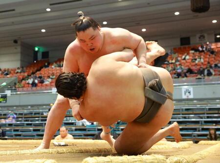 天昇山を上手投げで下す旭富士（撮影・石湯恒介）