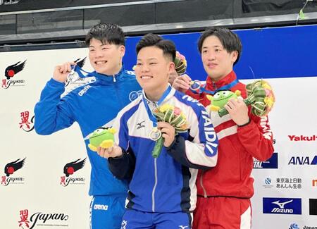 男子３メートル板飛び込みを制した伊熊扇李（中央）、２位の須山晴貴（左）、３位の坂井丞