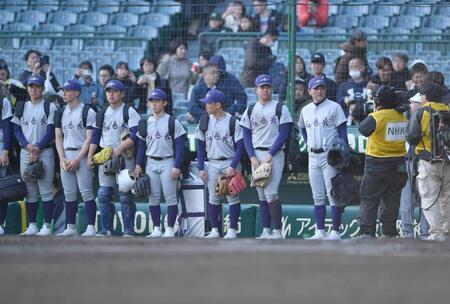 智弁学園に完敗し悔しさをにじませる古城大翔（右から２人目）ら花巻東ナイン。右端は佐々木洋監督（撮影・開出牧）