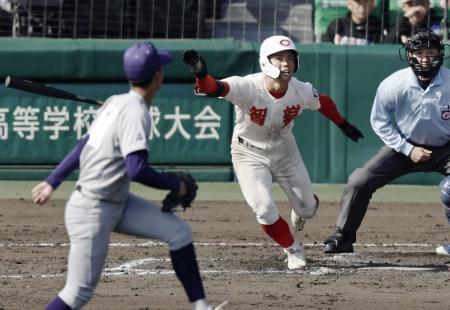 　花巻東-智弁学園　３回表智弁学園１死二塁、角谷が左中間に先制二塁打を放つ。投手萬谷＝甲子園