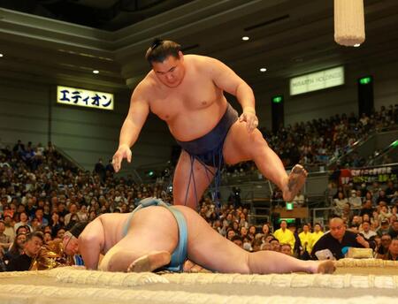 琴勝峰を叩き込みで下した豊昇龍（撮影・石湯恒介）
