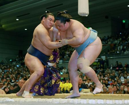 豊昇龍（左）に叩き込みで敗れる琴勝峰（撮影・石湯恒介）
