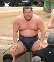霧島に敗れ、土俵に座ってぼう然とする豊昇龍（撮影・高部洋祐）