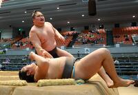 天昇山を上手投げで下した旭富士（撮影・石湯恒介）