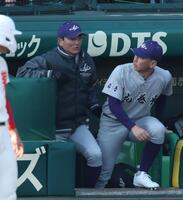 ８回、伝令を送る花巻東・佐々木洋監督（左）＝撮影・中田匡峻