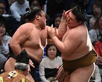 霧島（左）が厳しく攻め、寄り倒しで王鵬を破る