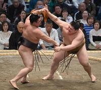 霧島（左）が厳しく攻め、寄り倒しで王鵬を破る