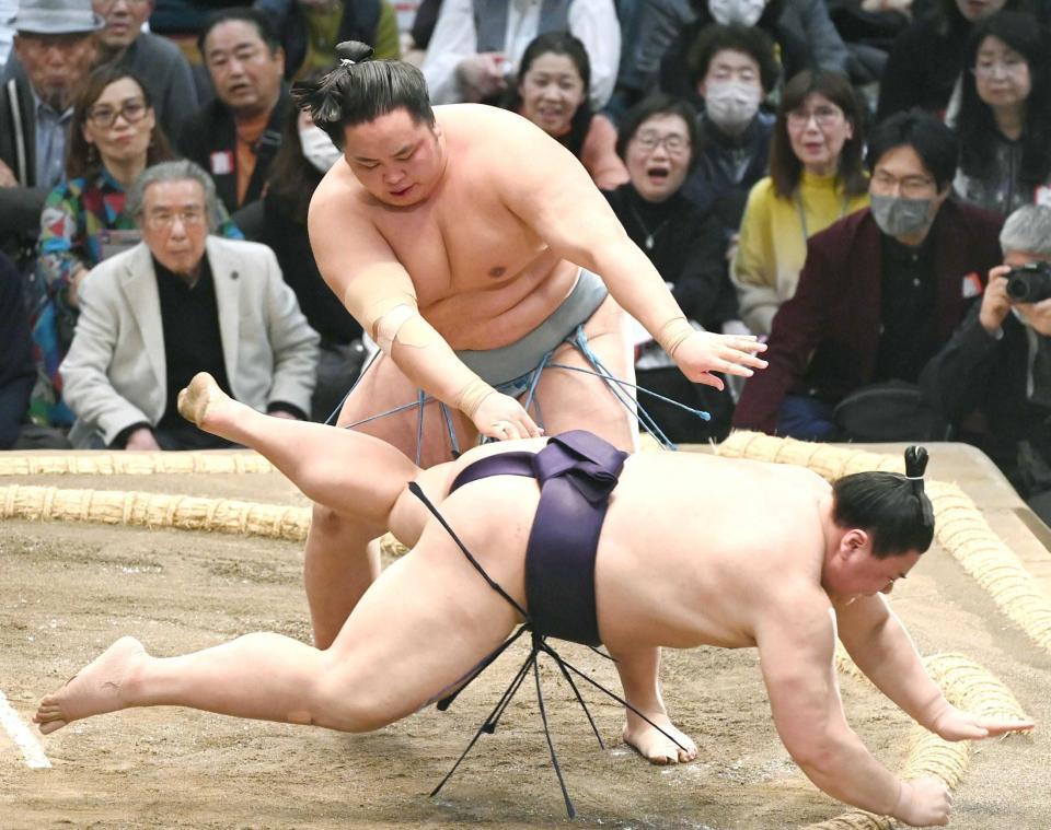 　義ノ富士をはたき込みで破る琴勝峰